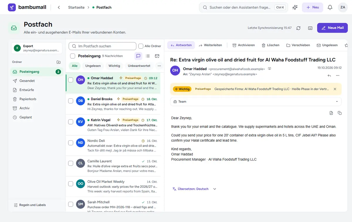 Bildschirm „Postfach“: ein Posteingang für alle verbundenen Konten, über einer geöffneten E-Mail die Leiste für Priorität und Absicht.