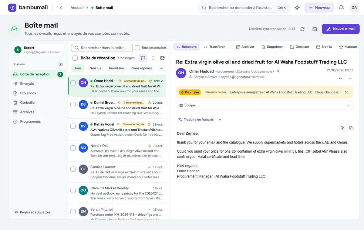 Écran Boîte mail : une seule boîte de réception pour tous les comptes connectés, avec le bandeau de priorité et d’intention au-dessus d’un e-mail ouvert.